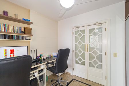 Apartamento à venda com 156m², 4 quartos e 4 vagas Apartamento à venda com 156m², 4 quartos e 4 vagasEscritório