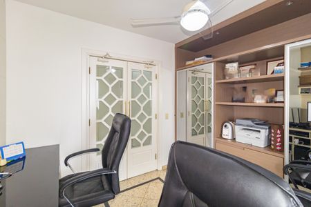 Apartamento à venda com 156m², 4 quartos e 4 vagas Apartamento à venda com 156m², 4 quartos e 4 vagasEscritório