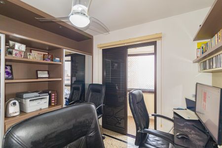 Apartamento à venda com 156m², 4 quartos e 4 vagas Apartamento à venda com 156m², 4 quartos e 4 vagasEscritório