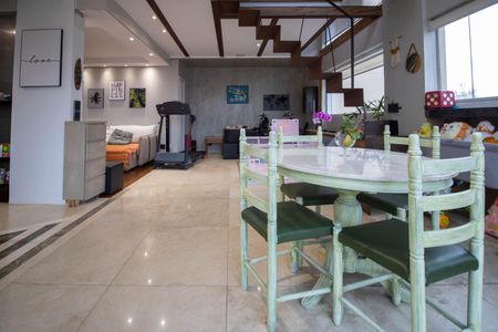 Apartamento à venda com 222m², 3 quartos e 3 vagas Apartamento à venda com 222m², 3 quartos e 3 vagasCobertura