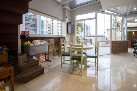 Apartamento à venda com 222m², 3 quartos e 3 vagas Apartamento à venda com 222m², 3 quartos e 3 vagasCobertura