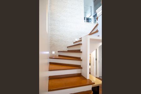 Apartamento à venda com 222m², 3 quartos e 3 vagas Apartamento à venda com 222m², 3 quartos e 3 vagasEscada