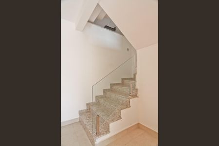 Casa à venda com 130m², 2 quartos e 2 vagas Casa à venda com 130m², 2 quartos e 2 vagasEscada