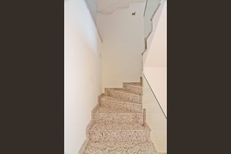 Casa à venda com 130m², 2 quartos e 2 vagas Casa à venda com 130m², 2 quartos e 2 vagasEscada