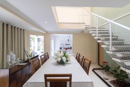 Casa de condomínio para alugar com 256m², 4 quartos e 1 vagaSala 