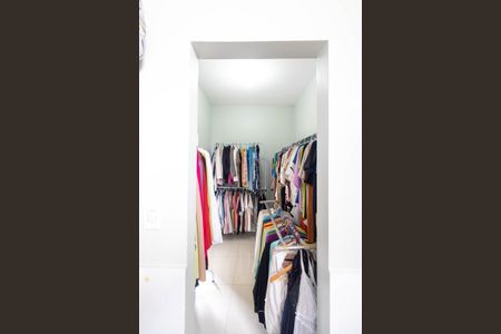 Casa de condomínio para alugar com 256m², 4 quartos e 1 vagaCloset do quarto 1