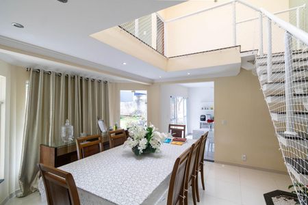 Casa de condomínio para alugar com 256m², 4 quartos e 1 vagaSala de Jantar