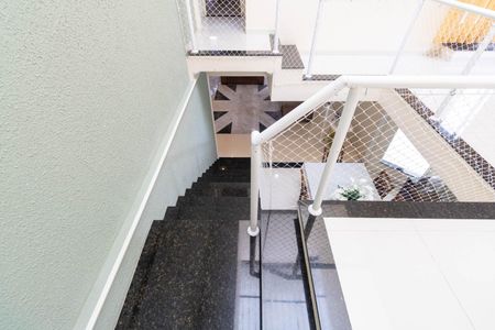 Casa de condomínio para alugar com 256m², 4 quartos e 1 vagaEscada