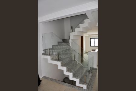 Casa à venda com 130m², 2 quartos e 2 vagasDetalhe - Escada - Quartos com Suíte