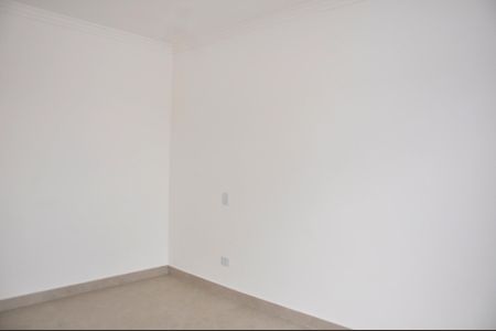 Casa à venda com 130m², 2 quartos e 2 vagasDetalhe - Quarto 01 com Suíte e Varanda