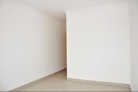 Casa à venda com 130m², 2 quartos e 2 vagasDetalhe - Quarto 01 com Suíte e Varanda