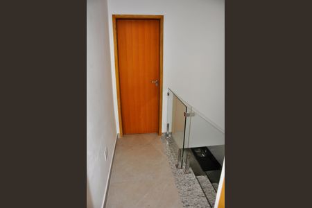 Casa à venda com 130m², 2 quartos e 2 vagasDetalhe - Corredor - Quartos com Suíte