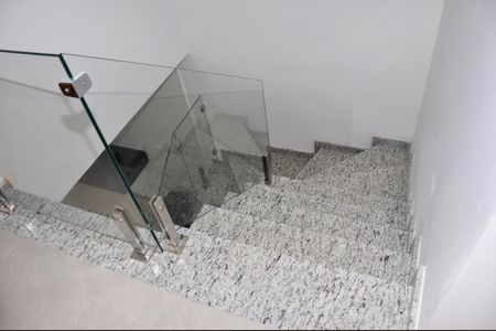 Casa à venda com 130m², 2 quartos e 2 vagasDetalhe - Escada - Quartos com Suíte