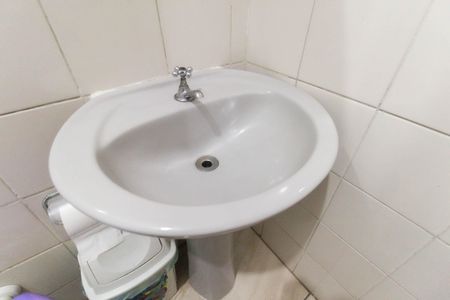 Casa à venda com 73m², 4 quartos e 2 vagasBanheiro