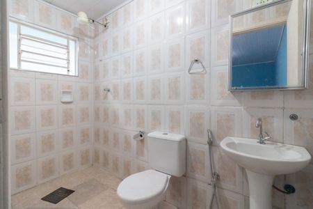 Casa de condomínio para alugar com 250m², 3 quartos e 4 vagasBanheiro da Edícula