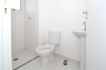 Banheiro de apartamento para alugar com 1 quarto, 28m² em Parque Industrial Tomas Edson, São Paulo