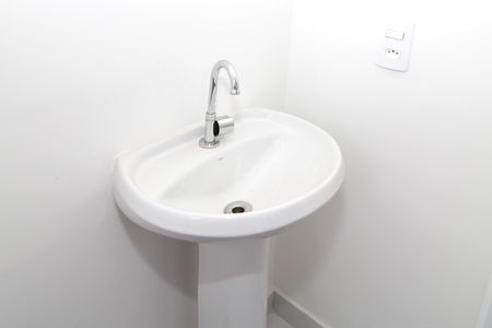 Banheiro de apartamento para alugar com 1 quarto, 28m² em Parque Industrial Tomas Edson, São Paulo