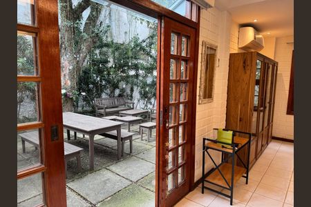 Casa de condomínio para alugar com 367m², 4 quartos e 6 vagas