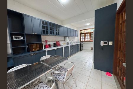 Casa de condomínio para alugar com 367m², 4 quartos e 6 vagas