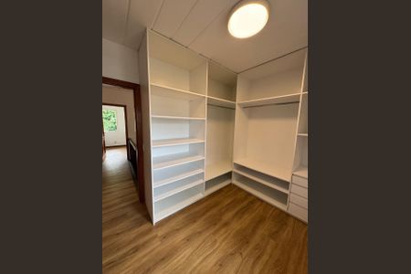 Casa de condomínio para alugar com 367m², 4 quartos e 6 vagas