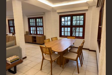 Casa de condomínio para alugar com 367m², 4 quartos e 6 vagas