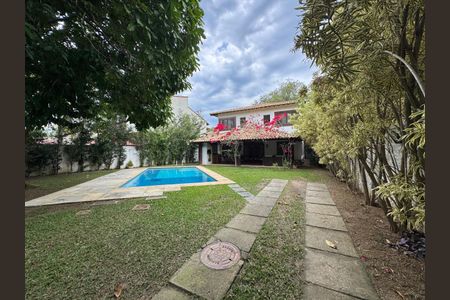 Casa de condomínio para alugar com 367m², 4 quartos e 6 vagas