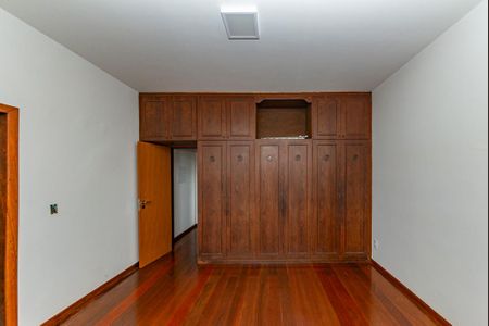 Casa para alugar com 525m², 5 quartos e 8 vagas Casa para alugar com 525m², 5 quartos e 8 vagasSuíte 1