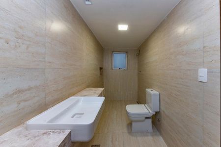 Casa para alugar com 525m², 5 quartos e 8 vagas Casa para alugar com 525m², 5 quartos e 8 vagasBanheiro da Suíte 2