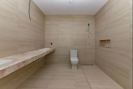 Casa para alugar com 525m², 5 quartos e 8 vagas Casa para alugar com 525m², 5 quartos e 8 vagasBanheiro da Suíte 1