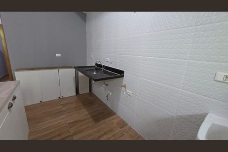 Cozinha de apartamento para alugar com 1 quarto, 35m² em Vila Antonina, São Paulo