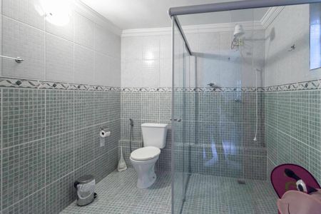 Casa à venda com 236m², 4 quartos e 2 vagasBanheiro da suíte 