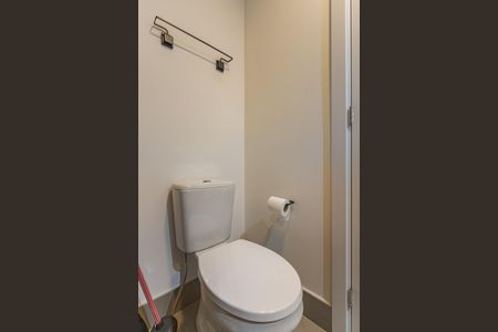 Banheiro de kitnet/studio para alugar com 1 quarto, 30m² em Auxiliadora, Porto Alegre