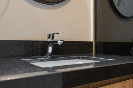 Banheiro de kitnet/studio para alugar com 1 quarto, 30m² em Auxiliadora, Porto Alegre