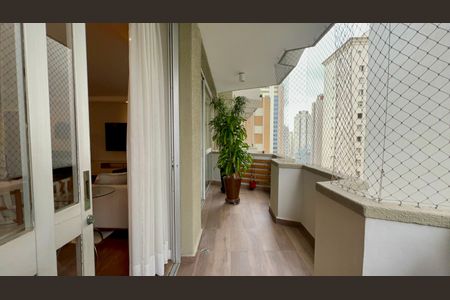 Apartamento à venda com 216m², 3 quartos e 2 vagas Apartamento à venda com 216m², 3 quartos e 2 vagasVaranda