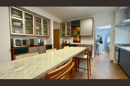 Apartamento à venda com 216m², 3 quartos e 2 vagas Apartamento à venda com 216m², 3 quartos e 2 vagasCozinha