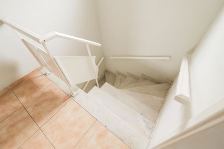 Casa à venda com 170m², 4 quartos e 2 vagas Casa à venda com 170m², 4 quartos e 2 vagasEscada