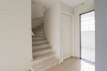 Casa à venda com 170m², 4 quartos e 2 vagas Casa à venda com 170m², 4 quartos e 2 vagasEscada