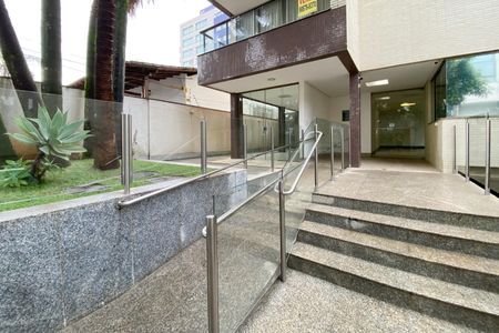 Apartamento à venda com 240m², 3 quartos e 3 vagas Apartamento à venda com 240m², 3 quartos e 3 vagasEntrada