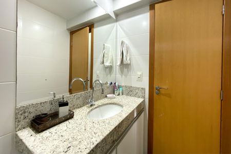 Apartamento à venda com 240m², 3 quartos e 3 vagas Apartamento à venda com 240m², 3 quartos e 3 vagasBanheiro social