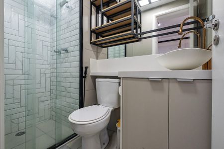 Banheiro de kitnet/studio para alugar com 1 quarto, 23m² em Pinheiros, São Paulo