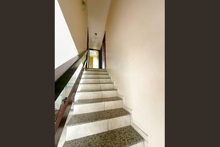 Casa de condomínio para alugar com 100m², 3 quartos e 2 vagasEscada