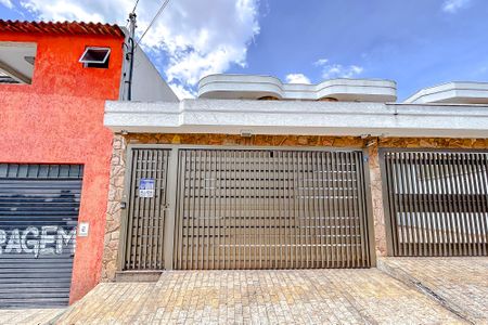 Casa para alugar com 180m², 3 quartos e 3 vagasFachada com Plaquinha