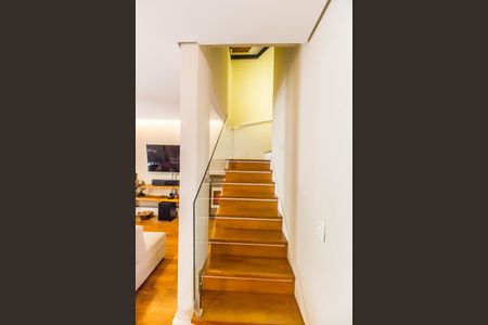 Escada de casa de condomínio para alugar com 3 quartos, 210m² em Tamboré, Santana de Parnaíba