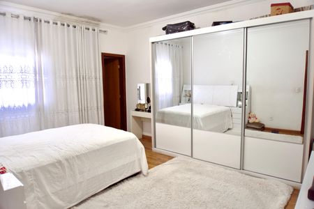 Casa à venda com 220m², 3 quartos e 3 vagasSuíte