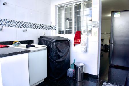 Casa à venda com 220m², 3 quartos e 3 vagasÁrea de Serviço