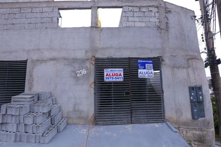 Casa para alugar com 48m², 3 quartos e 1 vaga Casa para alugar com 48m², 3 quartos e 1 vagaFachada