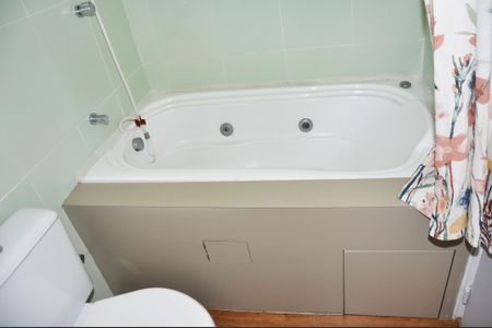 Apartamento à venda com 78m², 2 quartos e 1 vaga Apartamento à venda com 78m², 2 quartos e 1 vagaDetalhe - Banheiro Social com Banheira