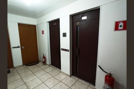 Apartamento à venda com 78m², 2 quartos e 1 vaga Apartamento à venda com 78m², 2 quartos e 1 vagaHall Elevadores