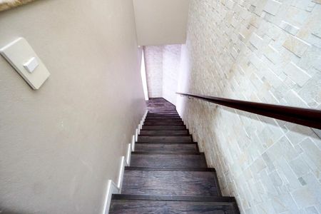 Casa à venda com 380m², 3 quartos e 2 vagasEscada