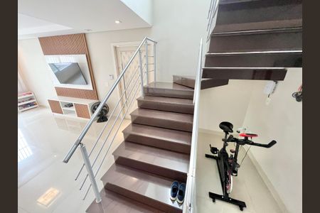 Casa à venda com 247m², 3 quartos e 5 vagasEscada